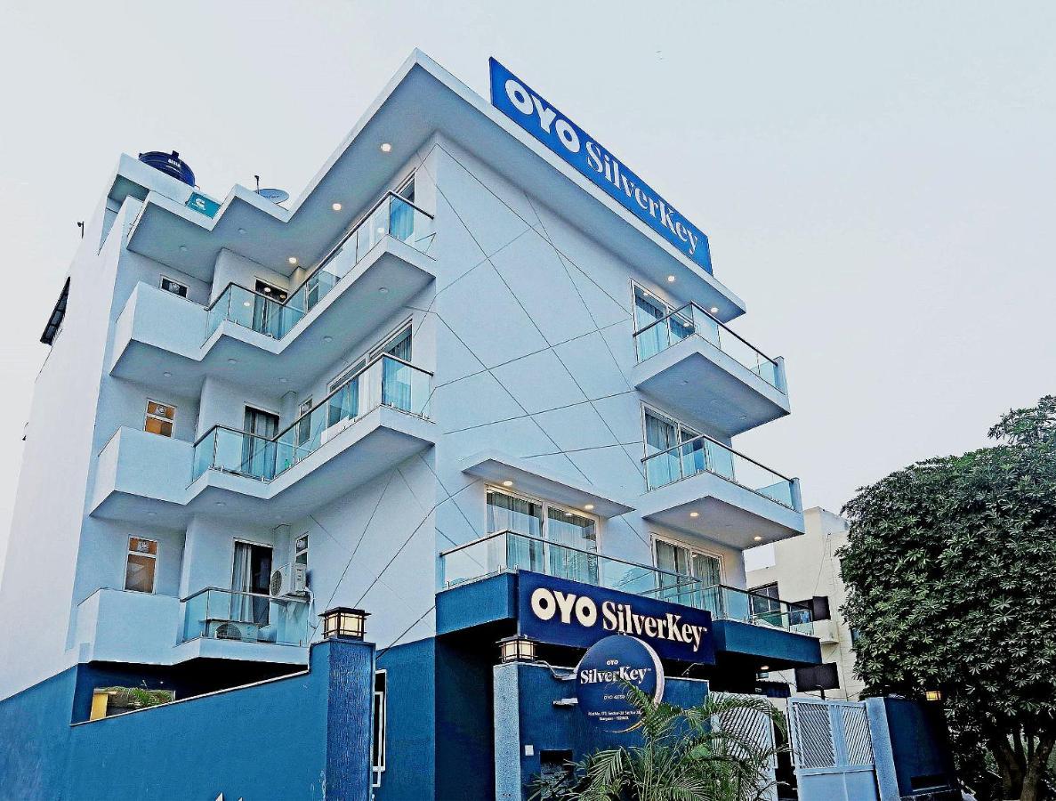 Oyo Flagship Santhi Grand Hotel Vijayawāda Exterior foto